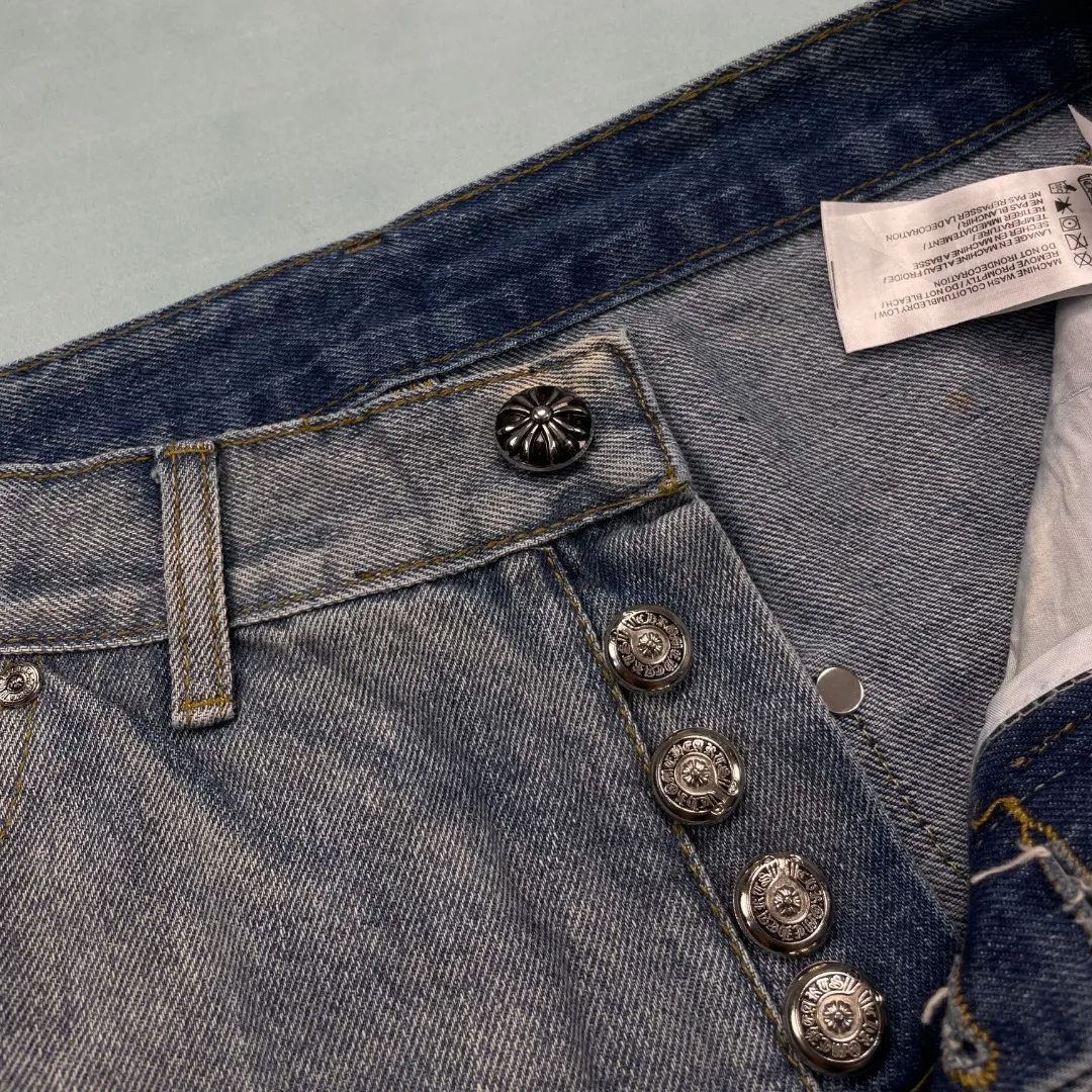 🅿️240 🔘Model No.-KL501 🔘Croxin𝐂𝐡𝐫𝐨𝐦𝐞 𝐇𝐞𝐚𝐫𝐭 CH blue and white three-color leather splash-ink American workwear denim shorts* The brand Croxin is well-known in the fashion circle. The details and design of these shorts are amazing. They use real Levi's jeans bottoms, which are taken apart and then spliced ​​together. This process is too heavy-duty. The hardware is all custom-made from molds, and the texture is superb. The hem is designed with handmade tassels and frayed edges, which is individual and unruly. It is also made of white genuine leather and patched. The blue and white color scheme plus splash-ink elements make it extremely fashionable. The cross pattern is embellished with red, white and leopard print, making it highly recognizable. The washing effect is also very natural, and the overall stitching process is impeccable. The same style for men and women, it looks super stylish when worn, and your handsomeness value skyrockets! The matching suggestions are as follows: Street fashion style: wear a black loose T-shirt with colorful graffiti printed on it, and a short black leather jacket. Wear a pair of black high-top Converse or Nike Dunks, a black baseball cap, and a silver metal necklace to walk on the street, which is full of fashion. Casual fashion style: wear a white simple short-sleeved shirt inside and a light blue denim jacket outside, wear it open. Wear white sneakers and carry a simple black crossbody bag for daily travel, casual and fashionable. Cool and handsome style: Choose a red short crop top and tuck it into shorts. Wear a pair of black thick-soled leather shoes, paired with some metallic bracelets and rings, and go to a music festival or party and you will be the center of attention.  Size: S M L XL XXL (28.30.32.34.36) Color: Blue